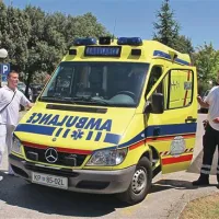 Ekipa, ki jo tvorijo zdravnik in dva tehnika, je v pripravljenosti pred zdravstvenim domom v Luciji.