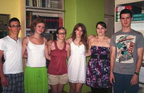 Od leve proti desni so Žiga Tomšič, Urška Švara, Neža Vinšek, Nadja Babič, Elena Božič in Andrej Lečić.