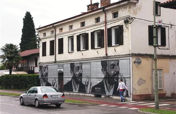 V stavbi ob Erjavčevi ulici naj bi delilnica hrane za brezdomce ostala do konca leta  