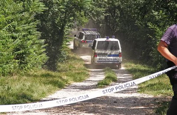Nekaj ur pred najdbo Menicalijevega trupla so nekaj sto kilometrov stran, v kraju Jelah v BiH, našli že razstavljen mercedes.