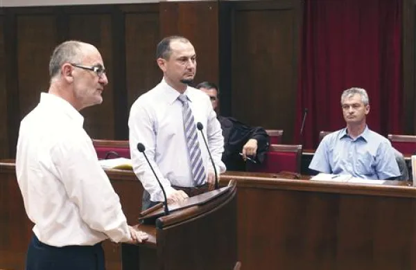 Radoš Lipanje, direktor Kraškega zidarja (prvi z leve), in piranski podžupan Gašpar Gašpar Mišič (na sredini) sta si včeraj na sodišču zrla iz oči v oči. Klavdij Mally (z desne) ni imel pripomb na njuno soočenje.