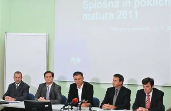 Direktor Državnega izpitnega centra Darko Zupanc, predsednik državne maturitetne komisije za poklicno maturo Boris Dular, minister Igor Lukšič, predsednik Državne maturitetne komisije za splošno maturo Blaž Zmazek in direktor direktorata za srednje in višje šolstvo ter izobraževanje odraslih na ministrstvu za šolstvo in šport Vinko Logaj.