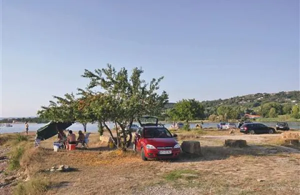 Neurejeno kopališče je dovolj privlačno za prebivalce z obeh strani meje.