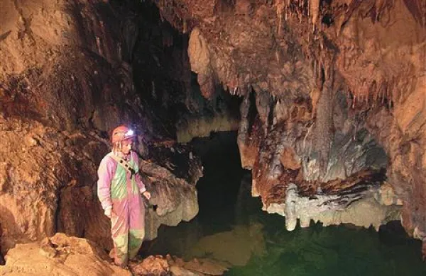 Tisti, ki si želijo Dimnice spoznati globlje, se lahko podajo na treking od podzemnem potoku.