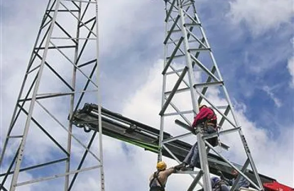 Delavci Elektro Primorske so kovinske konstrukcije zložili na terenu.