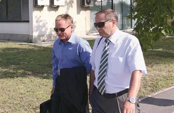 Aldo Babič (na fotografiji z odvetnikom Francijem Matozom) je sprva zahteval, da ga v Luki spet vzamejo v službo,  zatem je zahtevek spremenil; zdaj terja prekinitev delovnega razmerja in približno 300.000 evrov odškodnine.