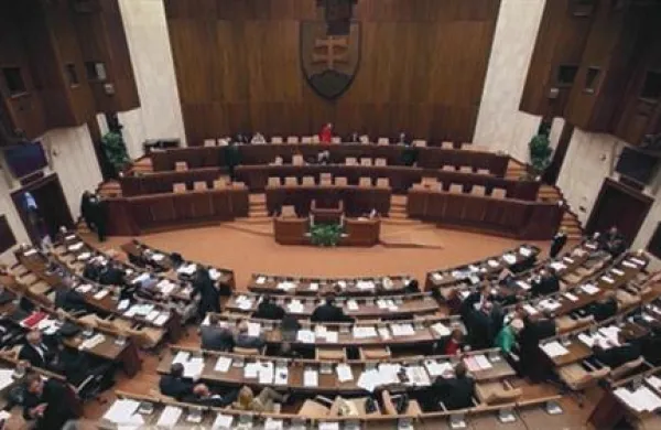 Slovaškim politikom in nosilcem javnih funkcij v primeru slabih odločitev grozi tudi do pet let zapora.
