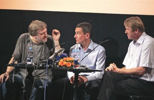 Filozof Slavoj Žižek, nekdanji državni sekretar Stojan Pelko in predsednik stranke Zares Gregor Golobič.