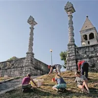 Udeleženci tabora so med drugim očistili stopnišče in okolico cerkve