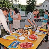 Medtem ko so ves teden udeleženci tabora jedli “od hiše do hiše” - vsak dan pri drugi družini, so za slovo oni pripravili domačinom tipične jedi svojih dežel 