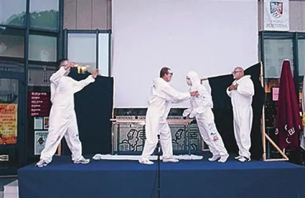 Teater Harlekin bo občinstvo zabaval z dvema komedijama: Predigro in Sayonaro (na fotografiji lanski robotski nastop v Postojni).