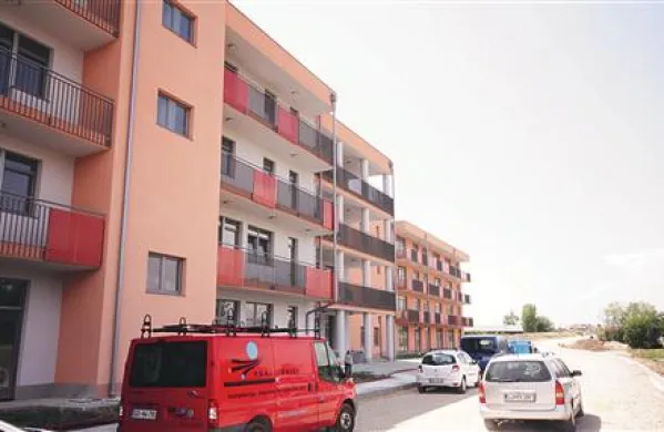 Kot kaže je edina realna rešitev v tem, da si občina in Marc razdelita premoženje in občina prevzame dom upokojencev. A pogajanja ne bodo ne lahka ne kratka, v tem času pa bi nov dom prazen sameval. 