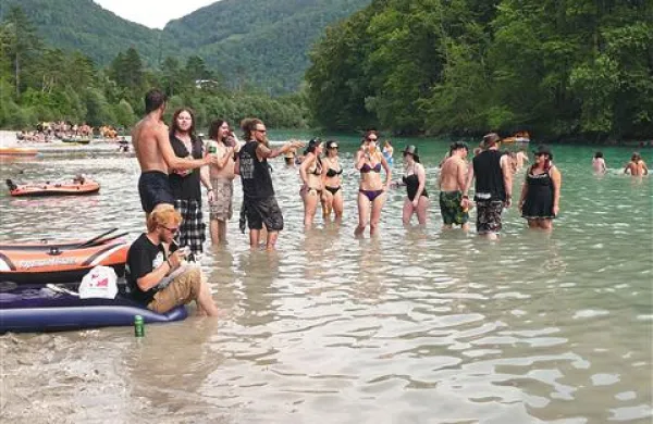 Metalsko vročo kri hladi Soča.