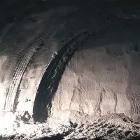 Konec predorskih cevi vselej obrizgajo s tanko betonsko plastjo, ki   delavce ščiti pred  krušenjem kamenja. Sveže skopana hribina sme biti “gola”  samo v dolžini 1,7 metra.  