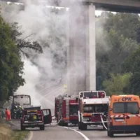 Zaradi požara se je iz avtobusa  valil gost dim. 