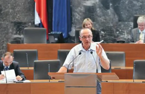 Po oceni poslanca SDS Vinka Gorenaka gre le za ohranjanje “drevesa življenja”, imenovanega orožarska afera. “Moto koalicije pa je, da to drevo mora živeti,” je dejal.