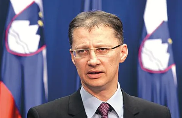 Minister za šolstvo in šport Igor Lukšič pravi, da se v šolstvu s prepovedjo zaposlovanja ne da privarčevati.