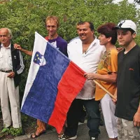  Izbrisani z zastavo, ki so jo izdelali otroci tožnika Alija Berishe (v beli majici)