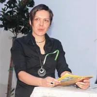 Teja Brooks Pribac  živi v Avstraliji, ko pa se za dva meseca na leto vrne v Slovenijo,  postane tudi  aktivistka.
