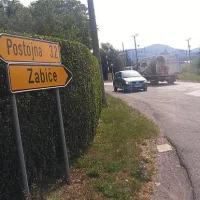 Na križišču sta tabli  za Postojno in Zabiče, za Podgrad pa je očitno zmanjkalo denarja.