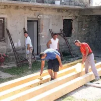 Leseni tramovi bodo končali na strehi hiše Šavletovih. Ko bo ta pokrita, se bodo obrtniki lotili del v notranjosti hiše.
