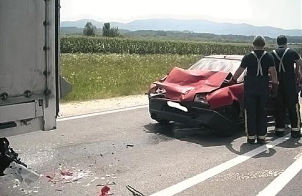 Voznica je na cesti proti Ozeljanu z avtomobilom trčila v zadnji del tovornjaka, ki se je začel ustavljati pred semaforjem.
