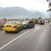 Na cesti med Čiginjem in Volčami je voznik v ovinku zapeljal na nasprotni vozni pas in trčil v avtomobil, ki je pripeljal nasproti.