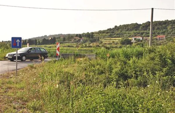 Pogled s “prednostne” strani ceste:  nasproti vozečih vozil se ne vidi. 