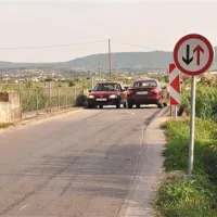 Mostiček na povezovalni cesti med Ankaranom in Koprom je komaj dovolj širok za dva avtomobila. Tisti, ki prihaja po neprednostni strani, nasproti vozečega vozila zaradi zelo visokega trsja ne vidi pravočasno.