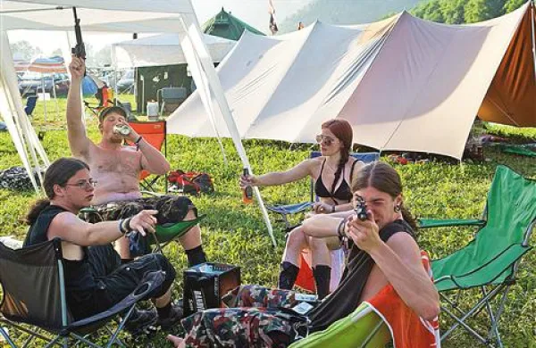 Prizor iz kampa, menda največjega šotorišča v Sloveniji  