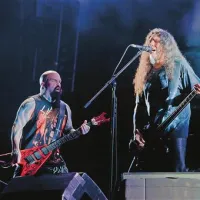 Dolgo pričakovan nastop kalifornijske skupine Slayer. Na sliki Kerry King in Tom Araya 