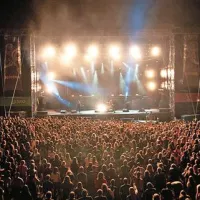 Matalcamp ima dve koncertni prizorišči, glavni (na sliki) in stranski oder. Letos se je Metalcampa udeležilo več kot 10.000 metalcev.  