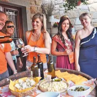 Odprte kantine je obiskala tudi istrska vinska kraljica Debora Sosič