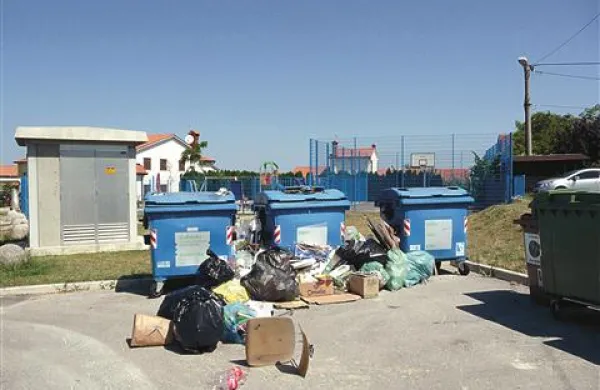 Ekološki otok   na Maliji,  blizu avtobusnega postajališča in otroškega igrišča,minuli  torek dopoldne.  Pogosto je  zaparkiran.
