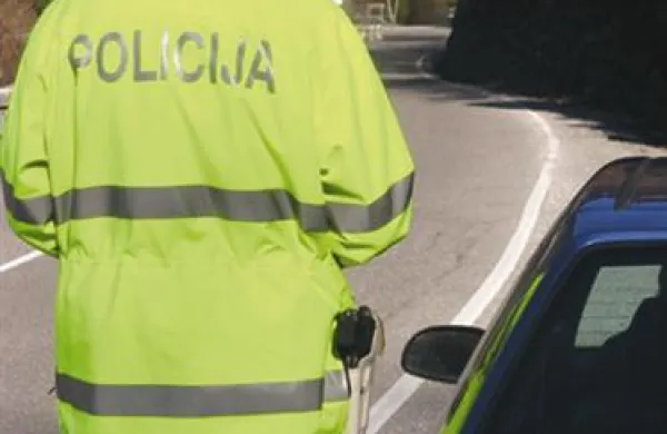 52-letni Postojnčan je v avto pred seboj trčil ravno, ko ga je ustavila policija.