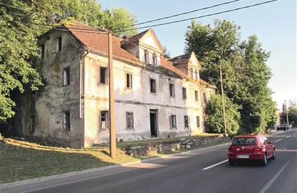 Propadajočo hišo v središču Pivke bodo obnovili in zaščitili tudi z evropskim denarjem