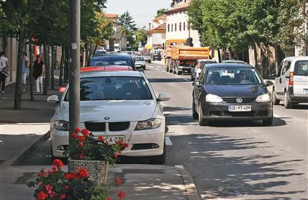 Ob Partizanski cesti bo dovoljeno parkirati le  eno uro.