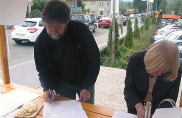 Skupina je (tako kot že poprej) med krajani zbirala tudi podpise pod pobudo za čimprejšnji začetek gradnje avtoceste.