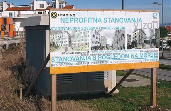 Gorica Leasing je na tabli do pred kratkim  napovedoval   stanovanja s pogledom na morje in luksuzna stanovanja v mansardah. Taka naj bi bila   tudi v  neprofitnem bloku.   