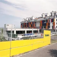 Se bodo neprofitnemu bloku na posnetku, ki bode v oči tudi  zaradi svoje višine, v kratkem res pridružili še višji bloki? 