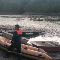 Lesen pomol, s katerega je kopalec skočil v jezero, je tik pod teraso ribiškega doma.