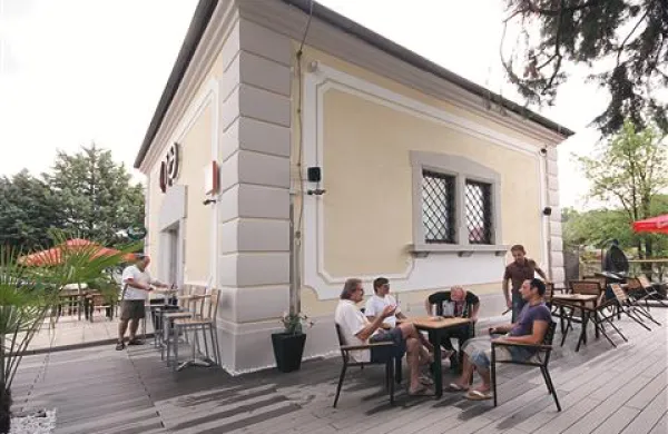 Po dveh letih je kapelica ob pokopališču zaživela kot bar.