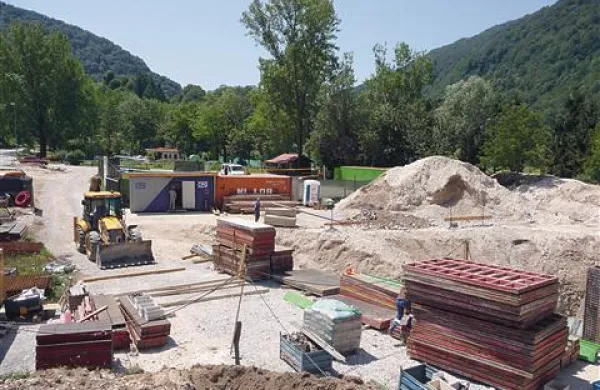 Če bodo dobili dovoljenje, bodo kajak center zgradili v bližini modrejske čistilne naprave. 