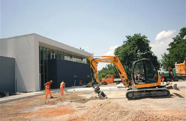 Gradbinci opravljajo še zadnja dela pred mladinskim centrom. 
