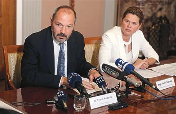Novinarska konferenca ministrstva za finance, na kateri sta minister Franc Križanič in direktorica direktorata za proračun Alenka Bratušek podrobneje predstavila predlog rebalansa proračuna RS za leto 2011.
