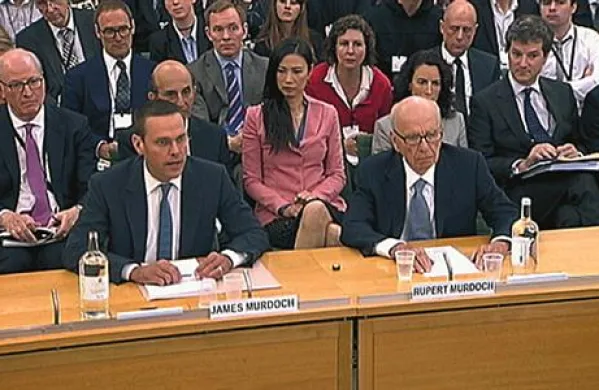 Medijski mogotec Rupert Murdoch in njegov sin James, vodja News Corporation za Evropo in Azijo.