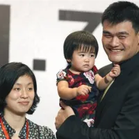 Yaoming z družino.