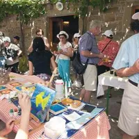 V Padni so v turistično ponudbo vključeni tudi najmlajši, ki spominke izdelujejo in rišejo kar pred gosti z velikih potniških ladij.