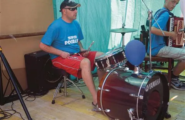 Franjo Štemberger, slepi bobnar, je za bobni vztrajal skoraj 24 ur.