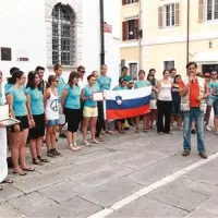 Ob vrnitvi domov so Ambrožu Čopiju in njegovim pevkam in pevcem pripravili sprejem na Titovem trgu.
